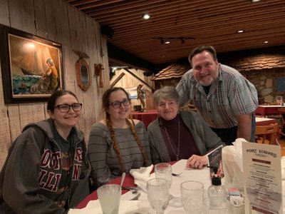 My&#x20;brother&#x20;and&#x20;mother&#x20;and&#x20;nieces&#x20;as&#x20;we&#x20;do&#x20;an&#x20;early&#x20;Thanksgiving&#x20;at&#x20;a&#x20;local&#x20;restaurant.