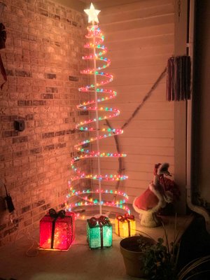 The&#x20;spiral&#x20;tree&#x20;and&#x20;gifts&#x20;my&#x20;Mom&#x20;put&#x20;out&#x20;in&#x20;the&#x20;porch.