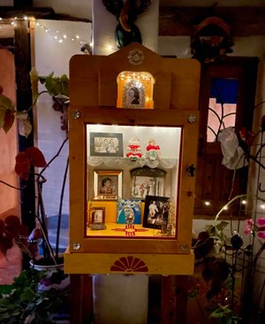 An&#x20;ofrenda&#x20;with&#x20;some&#x20;special&#x20;decorations&#x20;for&#x20;the&#x20;holidays.&#x20;It&#x20;was&#x20;made&#x20;by&#x20;special&#x20;friends&#x20;to&#x20;honor&#x20;Mom,&#x20;Dad&#x20;and&#x20;Johnny.