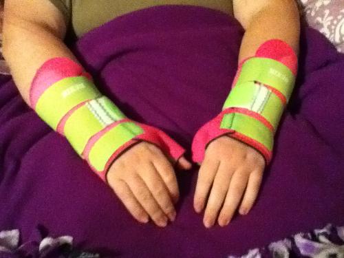 My new wrist braces...pink and green :)